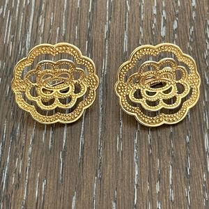 Vintage Avon Clip On Earrings Gold Tone Filigree Round Layered Estate Fashion